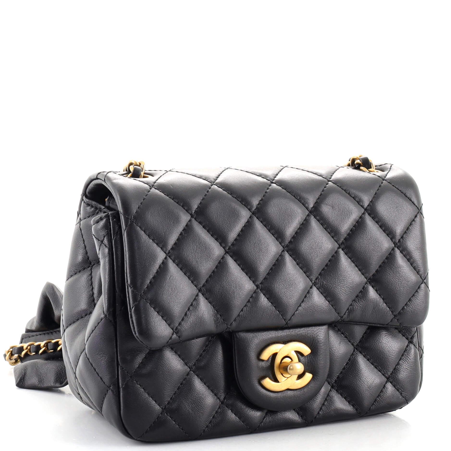 Chanel Romance Quadratische Klappe Tasche aus gestepptem Lammfell Mini (Schwarz)