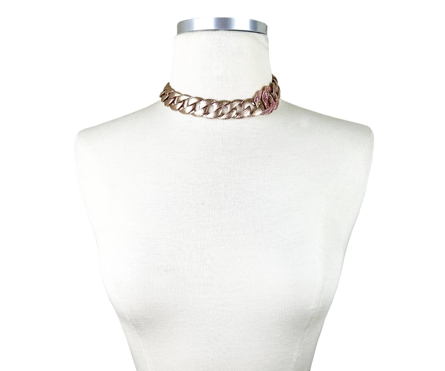 Chanel Collar Gargantilla Cadena Cristal Oro Rosa CC Fucsia en Excelente estado para la venta en Pasadena, CA