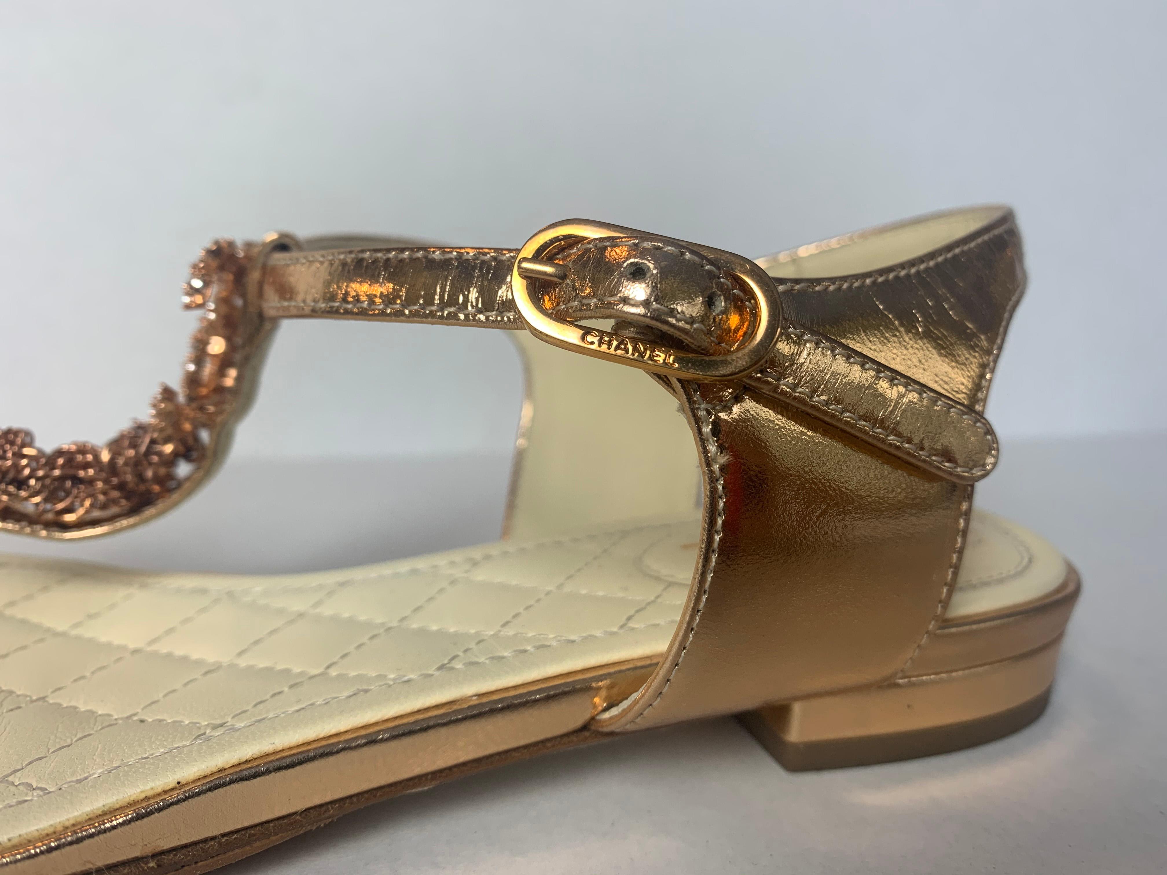 Chanel Rose Gold Chain Thong Sandals w. Crystal CC sz 35.5C  In Excellent Condition In New York, NY