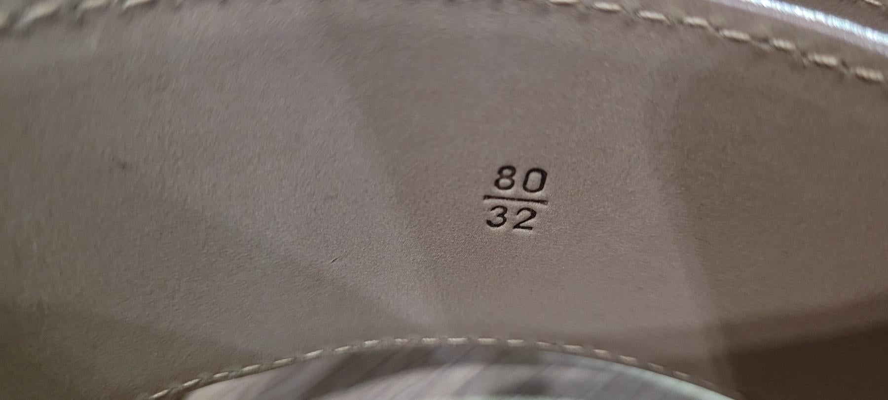 Authentique ceinture de Chanel en excellent état. 
La largeur de la ceinture est d'environ 4,5 cm
. Usure minimale de la boucle. L'intérieur présente des marques minimes et une usure légère, et l'extérieur présente des éraflures minimes et des