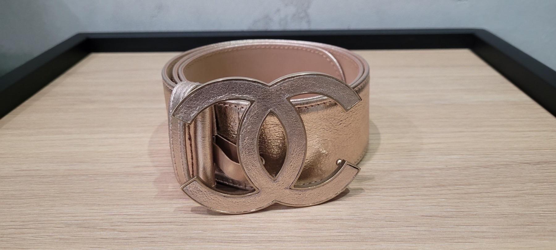 Chanel Rose Gold Metallic CC Buckle Belt Size 80/32 In Excellent Condition For Sale In Krakow, PL