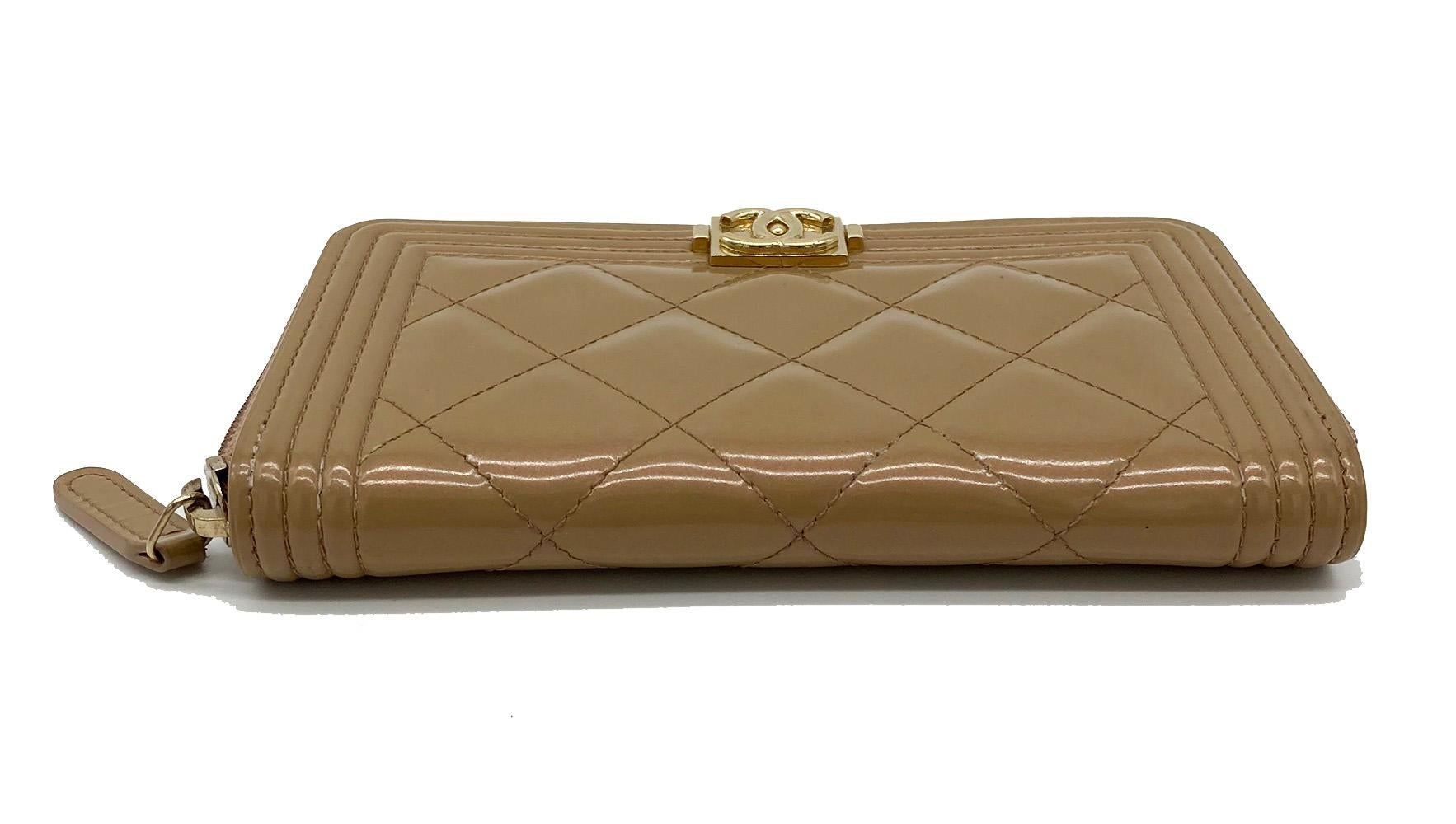 Chanel Chanel Roségold Lackleder Le Boy Brieftasche im Zustand „Hervorragend“ in Philadelphia, PA