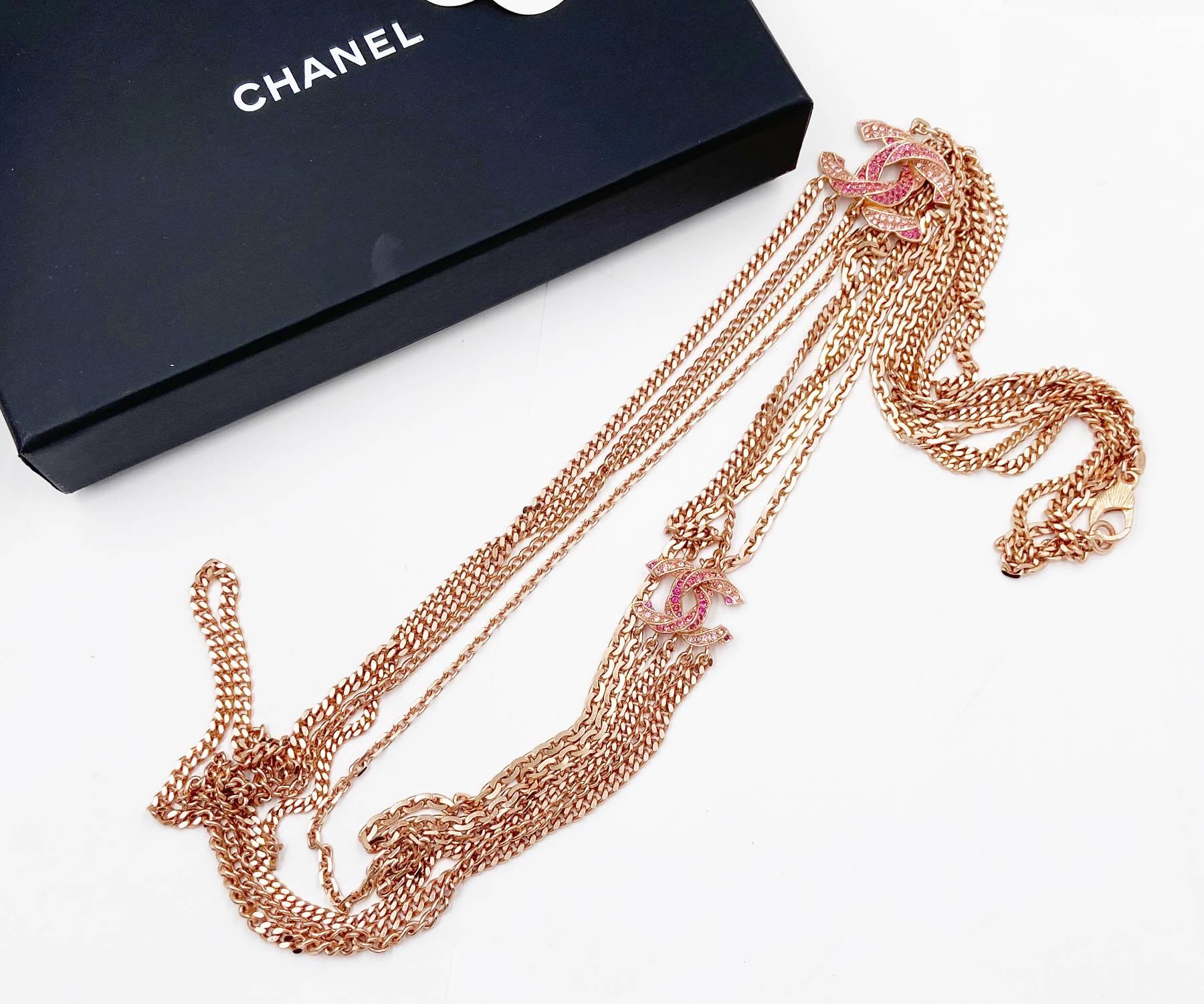 Chanel Collar Oro Rosa Twisted CC Fucsia Rosa Cristal Multi Cadena

*Marcado 16
*Fabricado en Italia
*Viene con la caja original y la flor de camelia

-Mide aproximadamente 34″ de largo.
-El colgante grande mide aproximadamente 1,5″ x 1″.
-En un