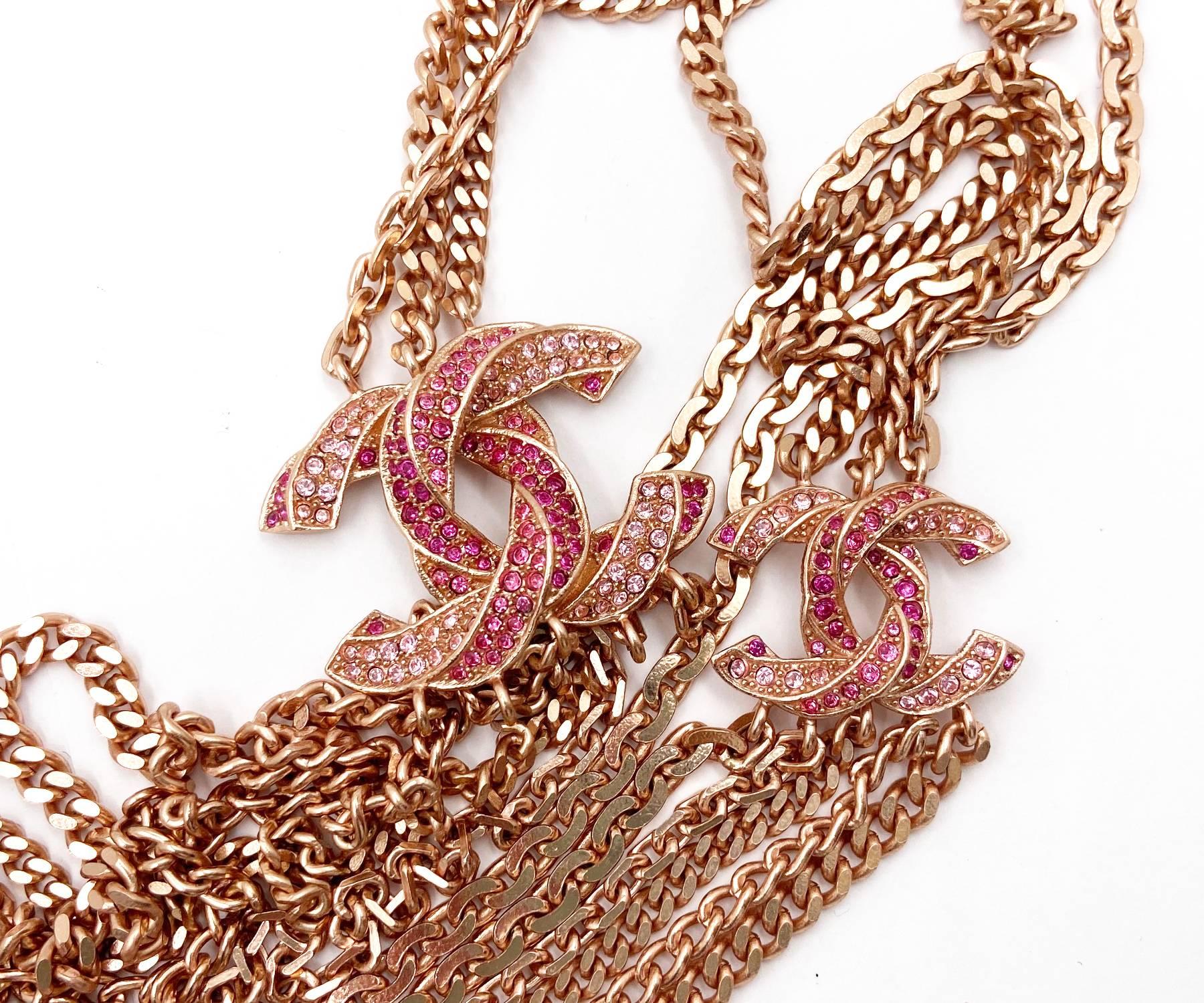 Chanel Collar Oro Rosa Twisted CC Fucsia Rosa Cristal Multi Cadena en Excelente Estado en Pasadena, CA