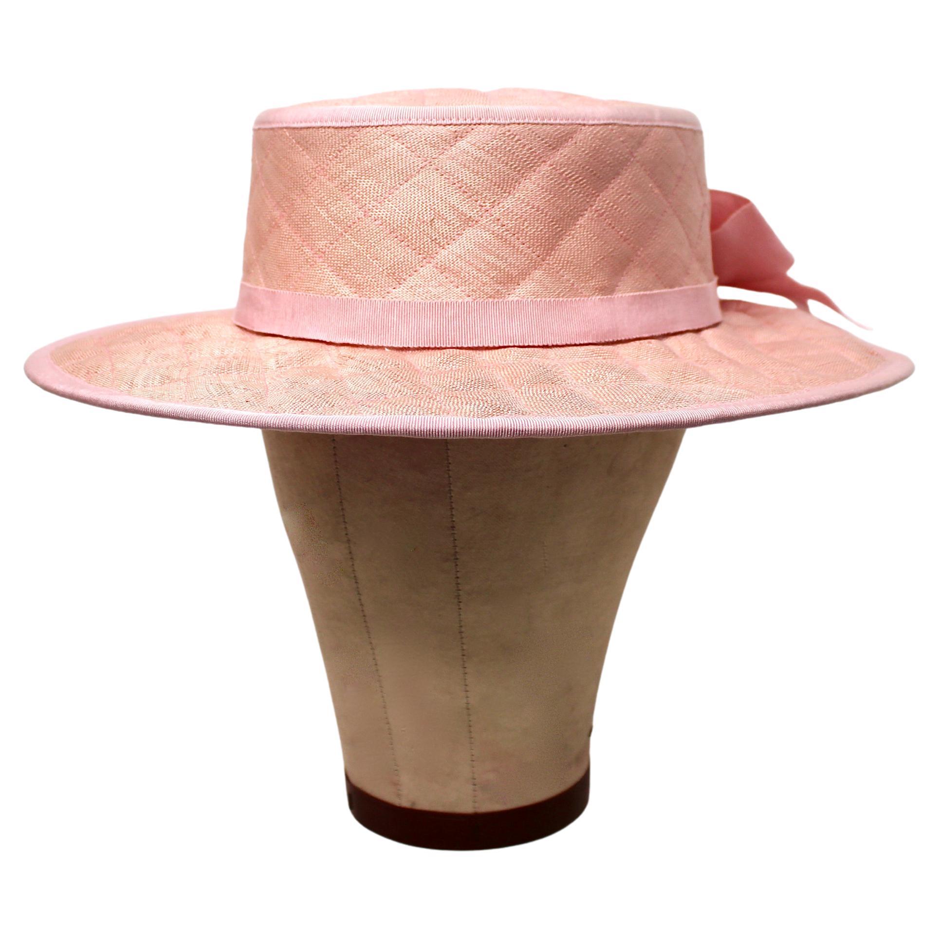 Cappello a tesa larga in paglia trapuntata Chanel Rose con fiocco circa anni '90