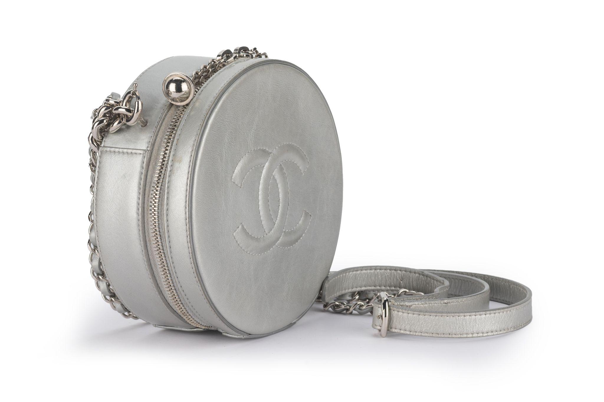La pochette da sera Chanel Glazed Round As Earth con finiture in argento emana un'eleganza senza tempo ed è perfetta per le serate più raffinate. La finitura smaltata, il retro trapuntato e l'elegante design rotondo lo rendono un pezzo sofisticato