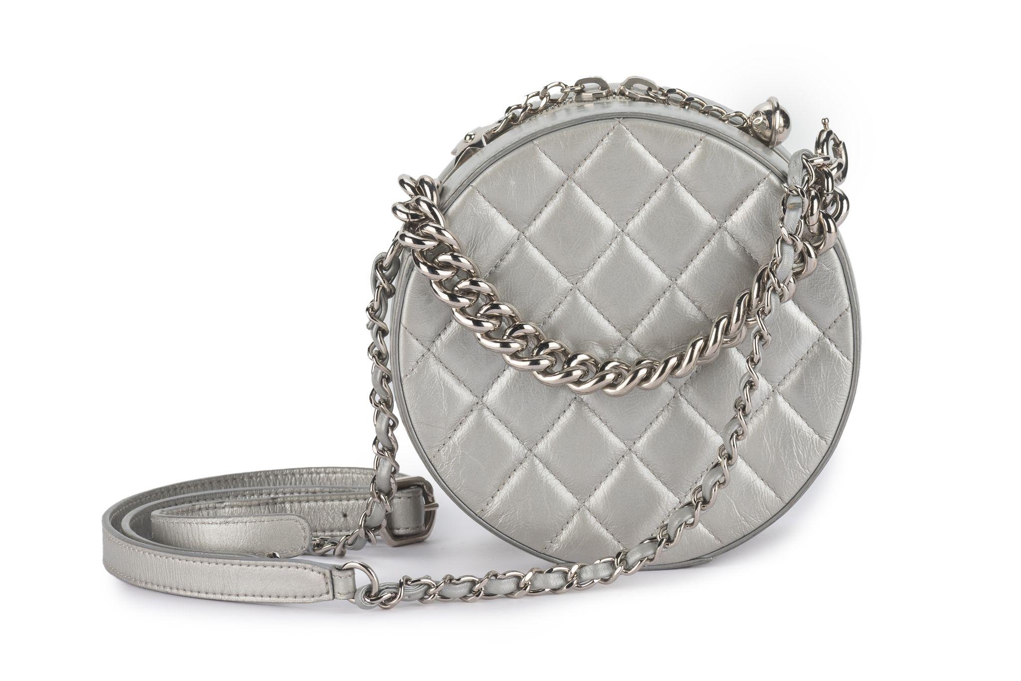 Chanel Borsa a tracolla rotonda come la terra Glaz In condizioni ottime in vendita a West Hollywood, CA