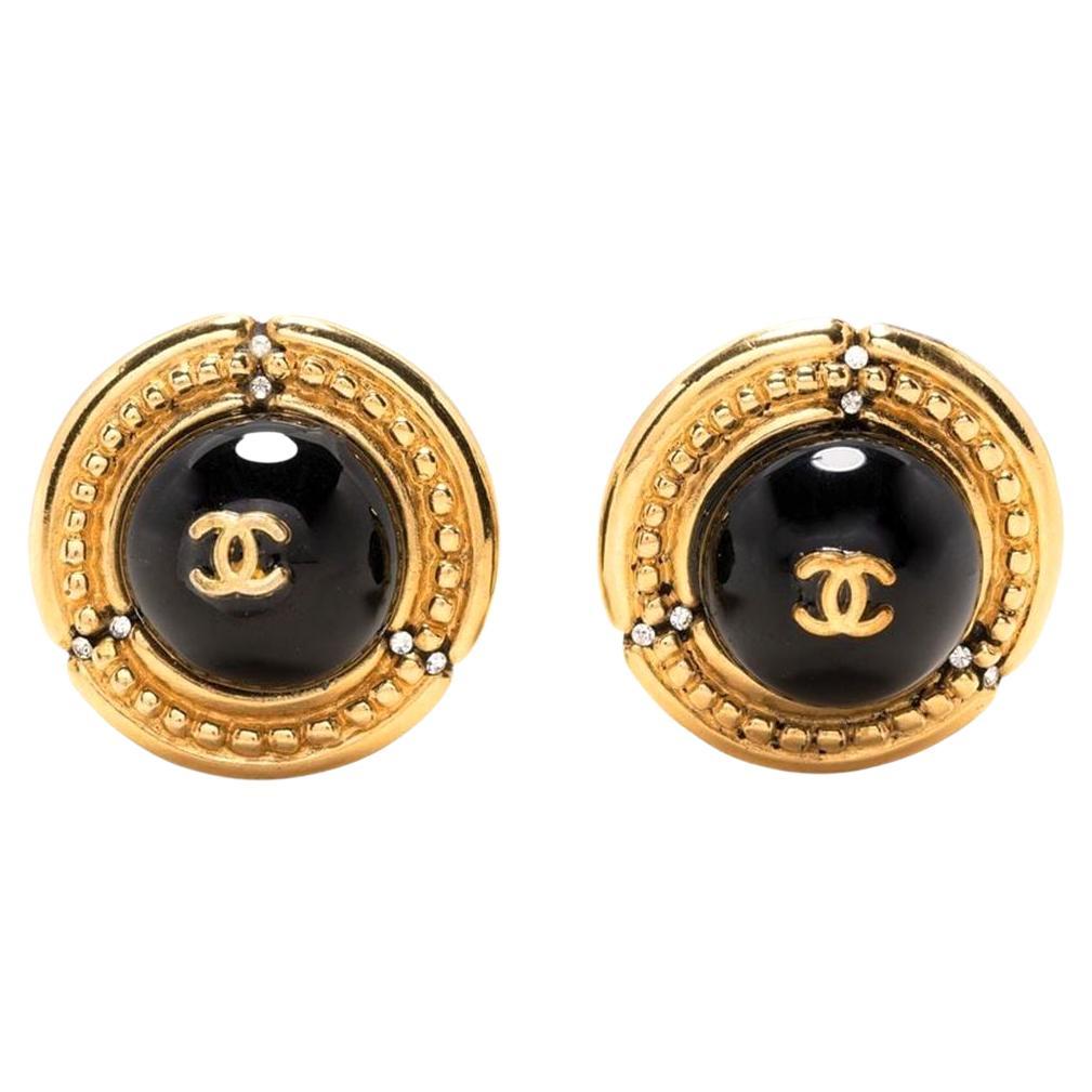Chanel Runde schwarze und goldene Ohrringe