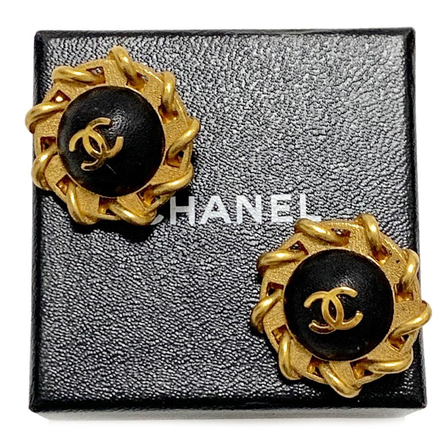 CHANEL clip earrings. Round clips in gold metal and black leather in the center. A golden CC is affixed to the leather. They are very light to wear and hold very well on the earlobe.
These clips come from the spring-summer 1994 collection. Made in