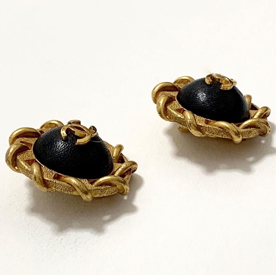 CHANEL Round Black Vintage Leather Clips In Good Condition In Paris, FR