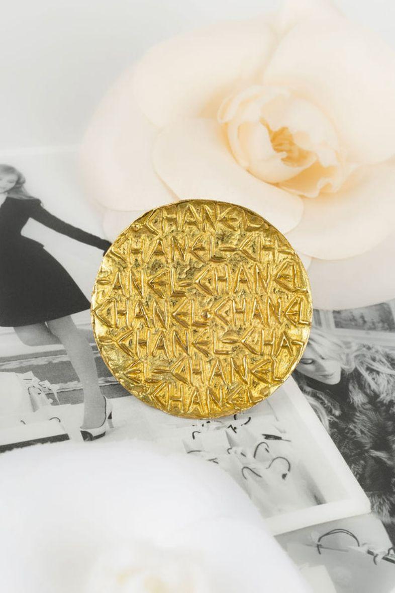 Chanel - (Made in France) Round brooch in gilded metal. Spring - Summer 1995 collection.

Additional information:

Dimensions: 
Diameter: 4.7 cm

Condition: 
Very good condition
Seller Ref number: BRB46