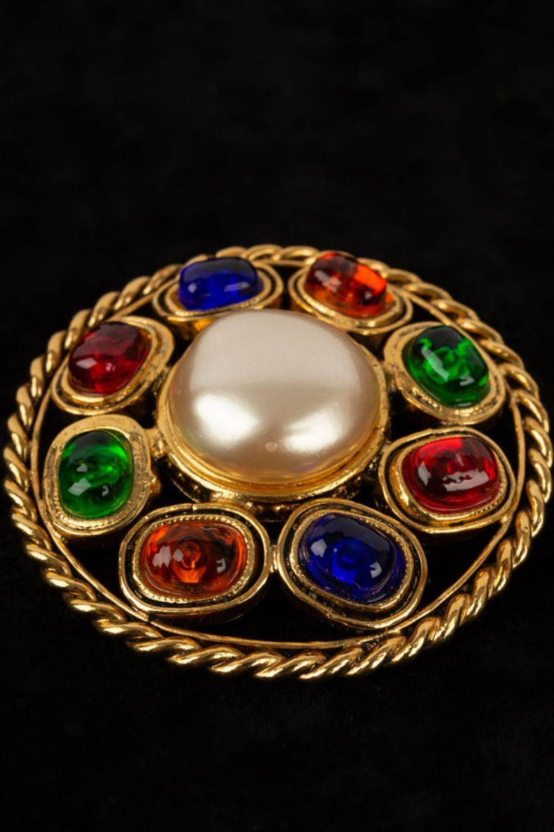 Chanel Round Brooch in Gilded Metal In Excellent Condition For Sale In SAINT-OUEN-SUR-SEINE, FR