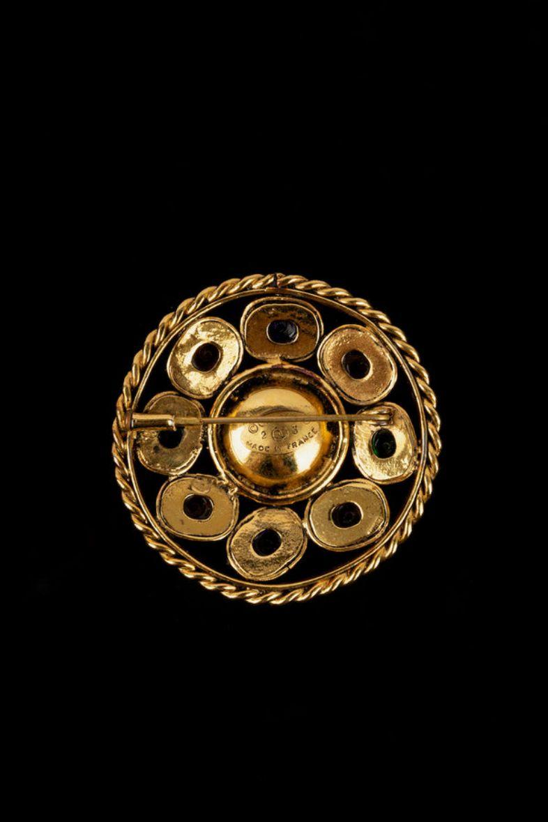 Women's or Men's Chanel Round Brooch in Gilded Metal For Sale