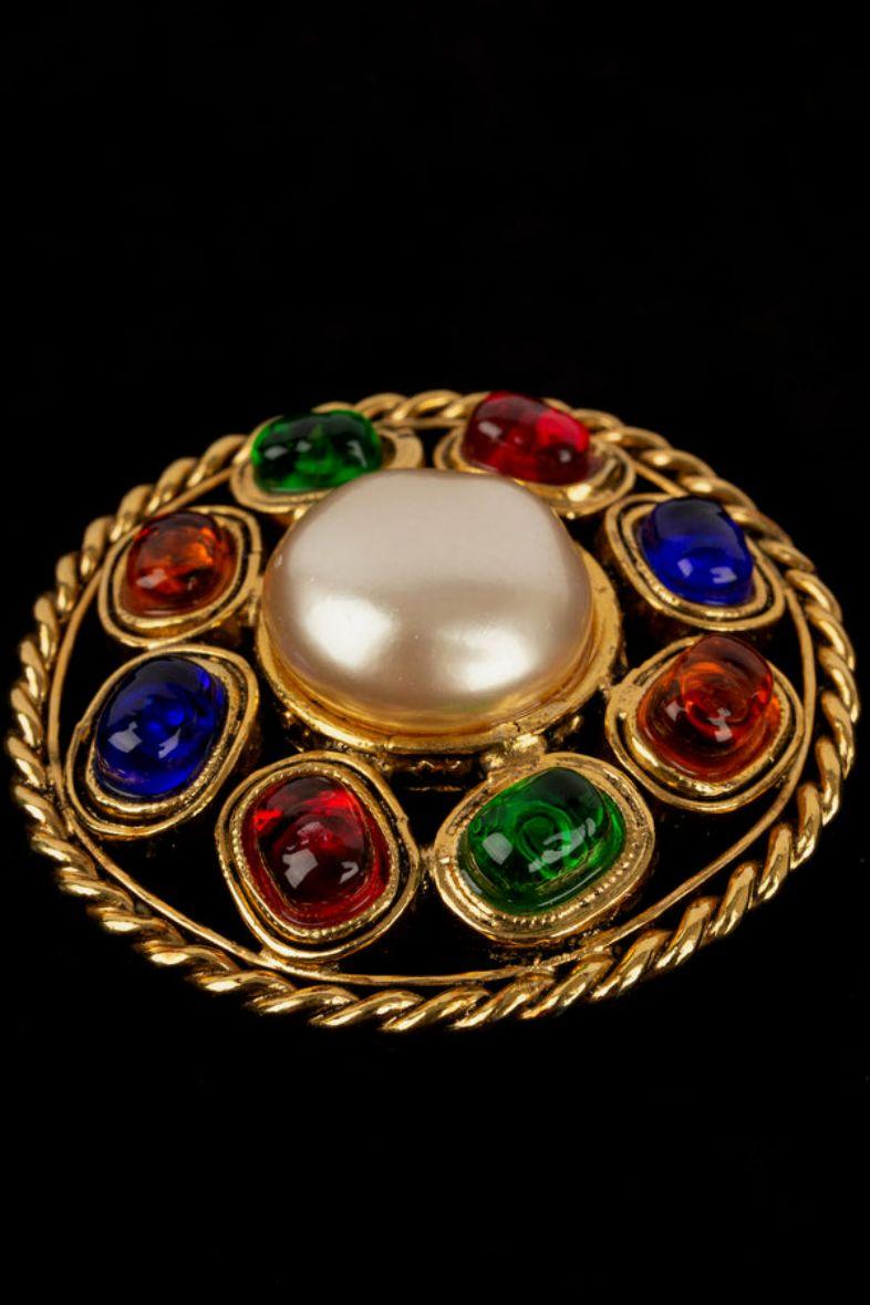 Chanel Round Brooch in Gilded Metal For Sale 1