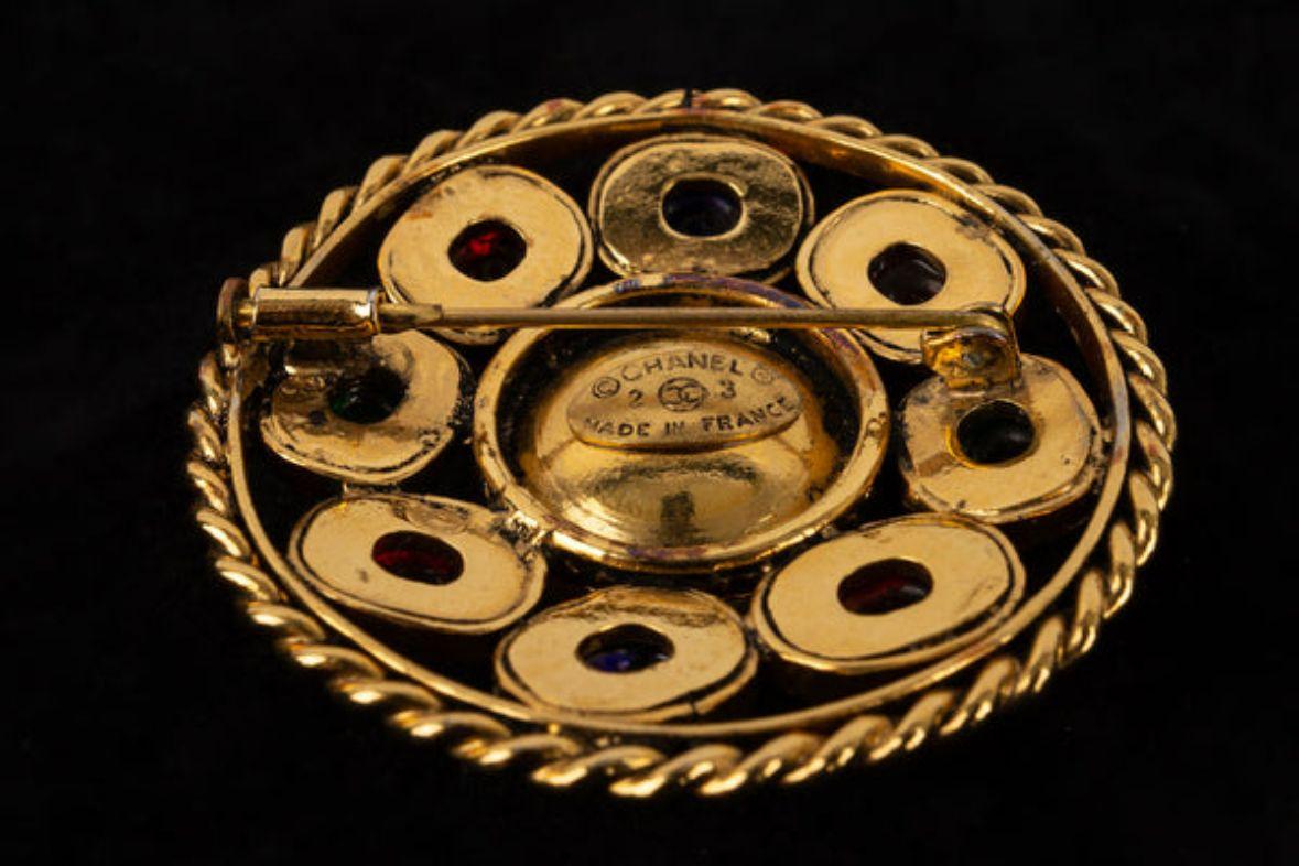 Chanel Round Brooch in Gilded Metal For Sale 2