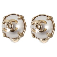 CHANEL ROUND CC CLIP ON earrings