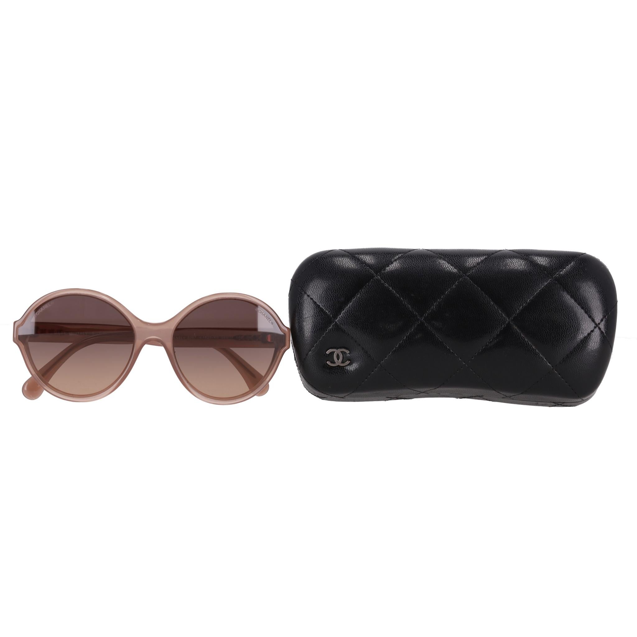 Chanel Runde Sonnenbrille mit 'CC'-Logo

Leicht bräunlich-rosafarbener Rahmen mit braun getönten Gläsern und dem charakteristischen CC