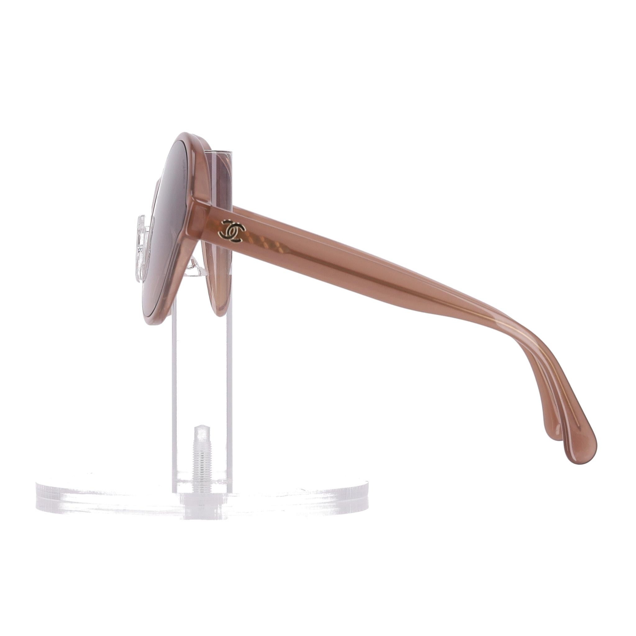 Chanel Runde Sonnenbrille mit 'CC'-Logo (Braun) im Angebot