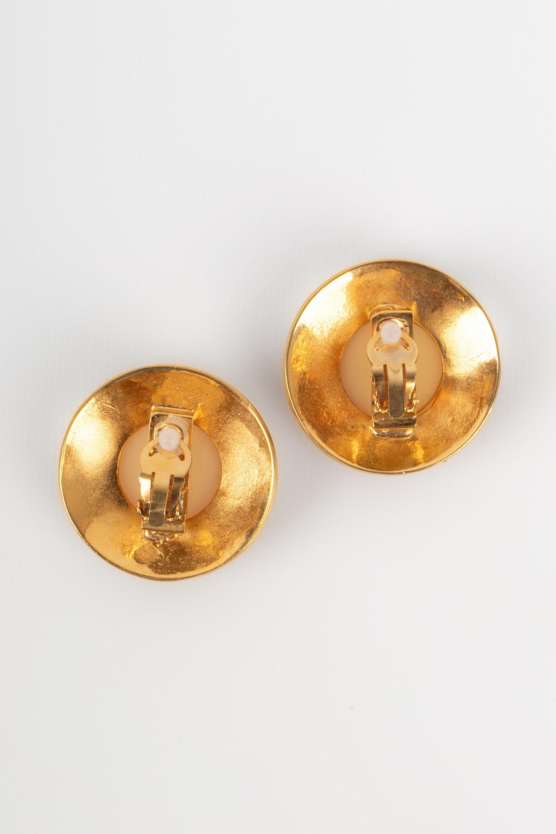 Chanel Round Clip-on Earrings in Golden Metal and Rhinestones In Excellent Condition For Sale In SAINT-OUEN-SUR-SEINE, FR