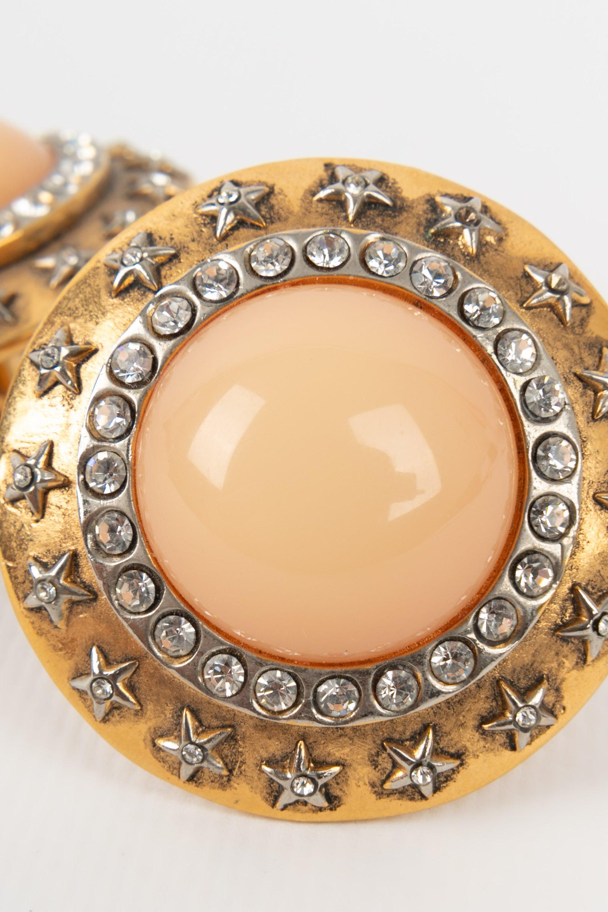 Chanel Runde Ohrclips aus goldenem Metall und Strasssteinen Damen im Angebot