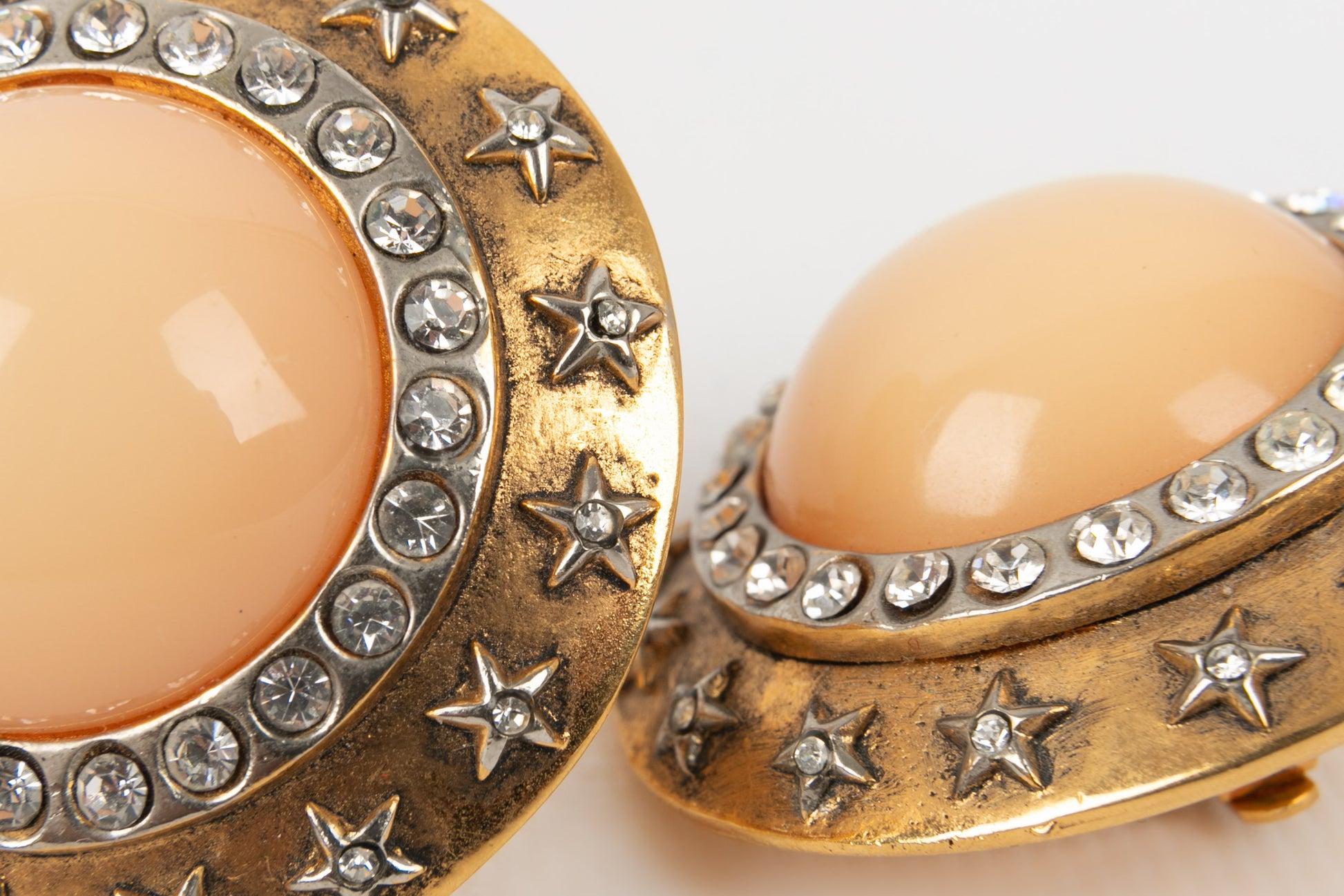 Chanel Runde Ohrclips aus goldenem Metall und Strasssteinen im Angebot 1