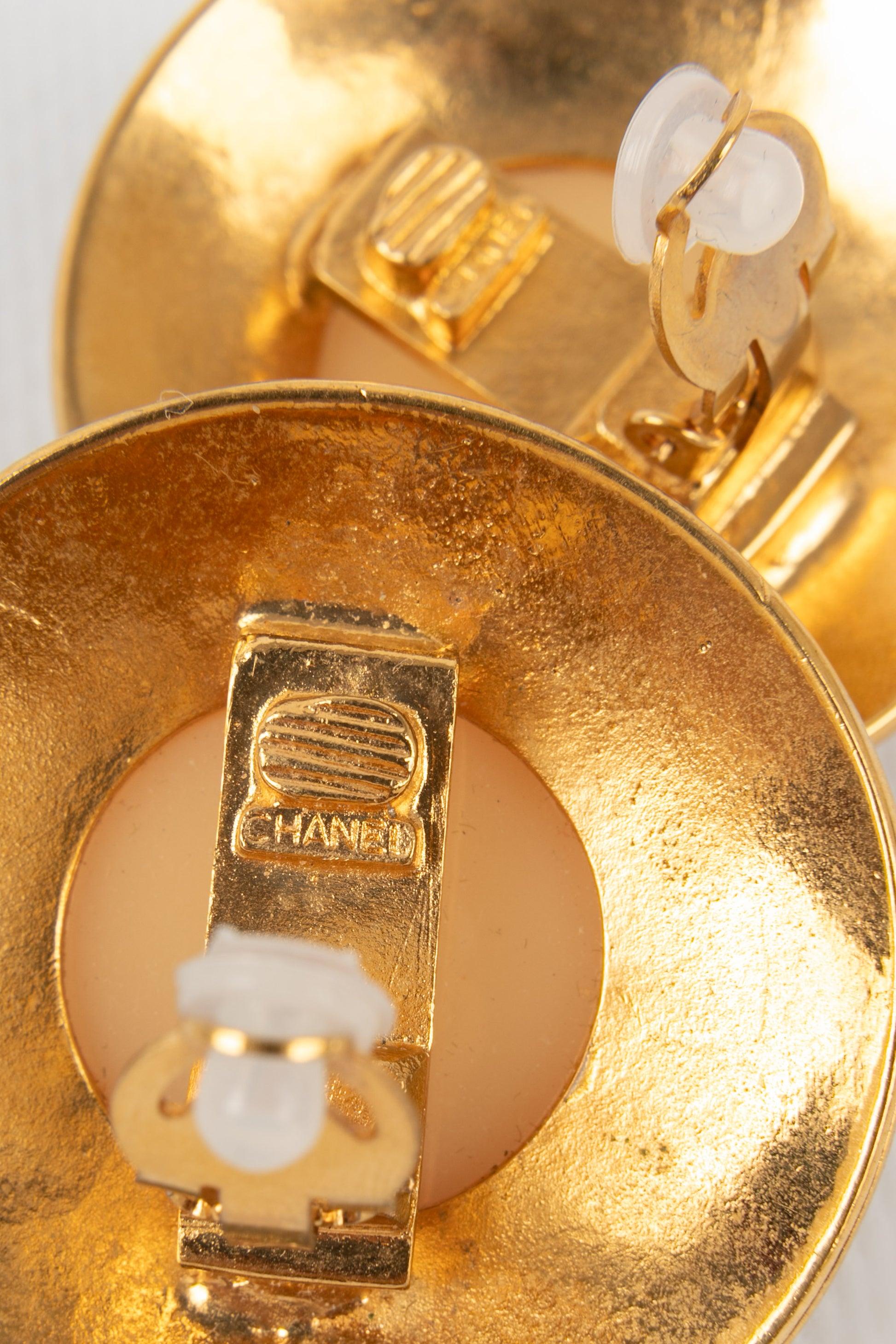 Chanel Runde Ohrclips aus goldenem Metall und Strasssteinen im Angebot 2