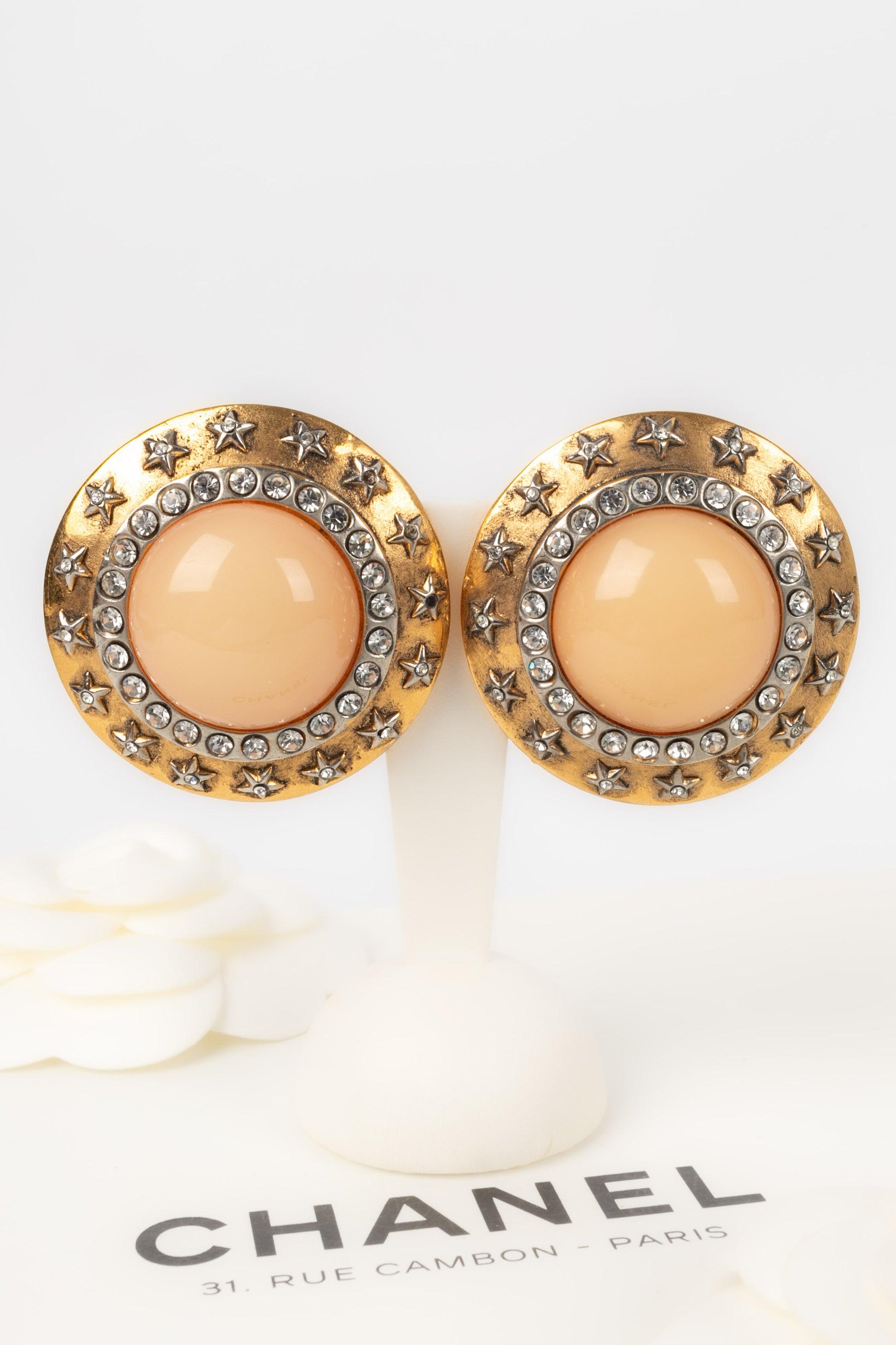 Chanel Round Clip-on Earrings in Golden Metal and Rhinestones For Sale 3