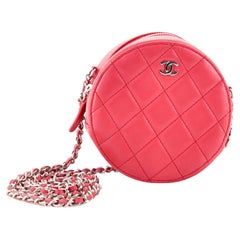 Chanel Runde Clutch mit Kette aus gestepptem Lammfell Mini