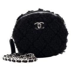 Chanel Runde Clutch mit Kette aus gestepptem Shearling Mini