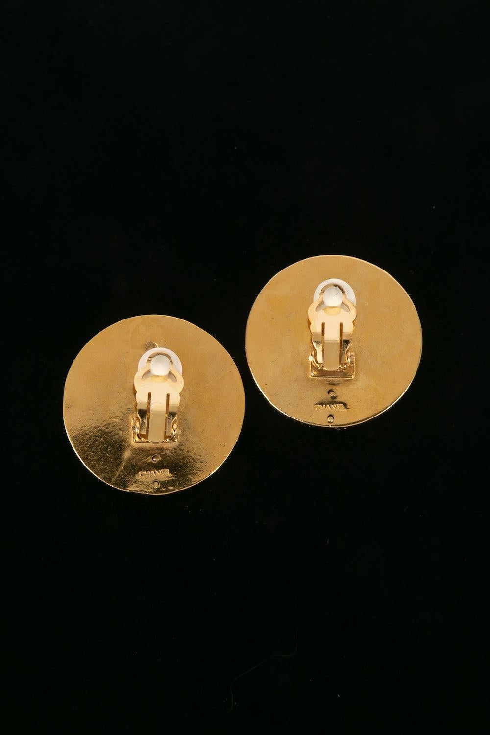 Chanel Round Earrings in Golden Metal In Excellent Condition For Sale In SAINT-OUEN-SUR-SEINE, FR