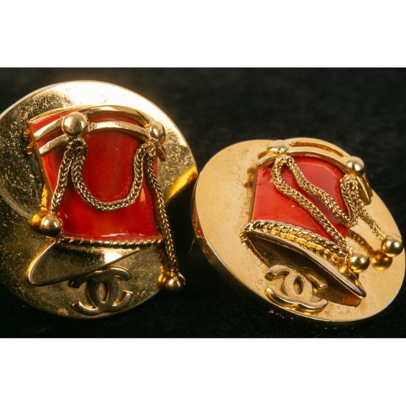 Chanel Runde Ohrringe aus goldenem Metall im Angebot 1