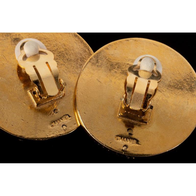 Chanel Round Earrings in Golden Metal For Sale 2