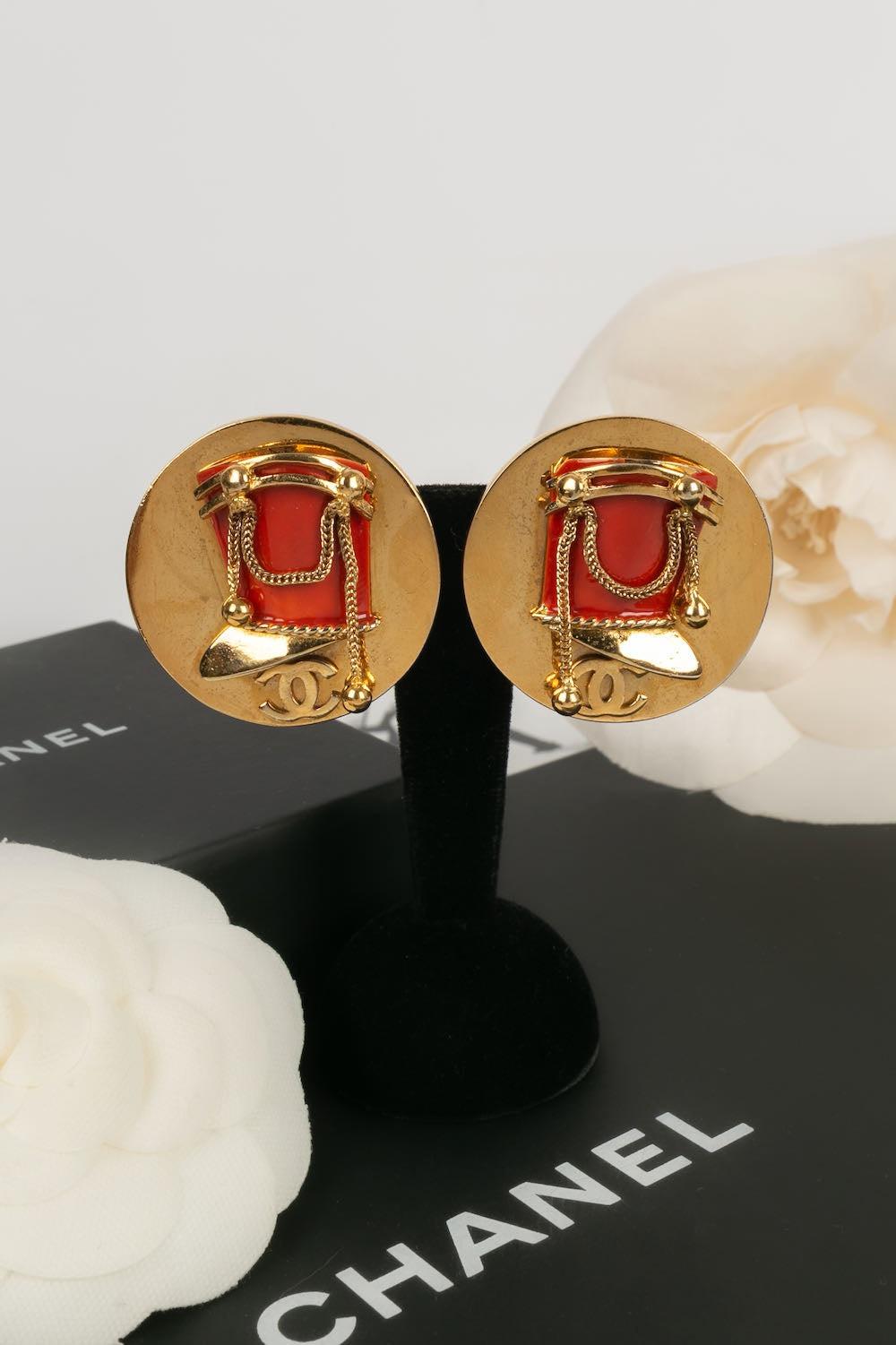 Chanel Runde Ohrringe aus goldenem Metall im Angebot 3