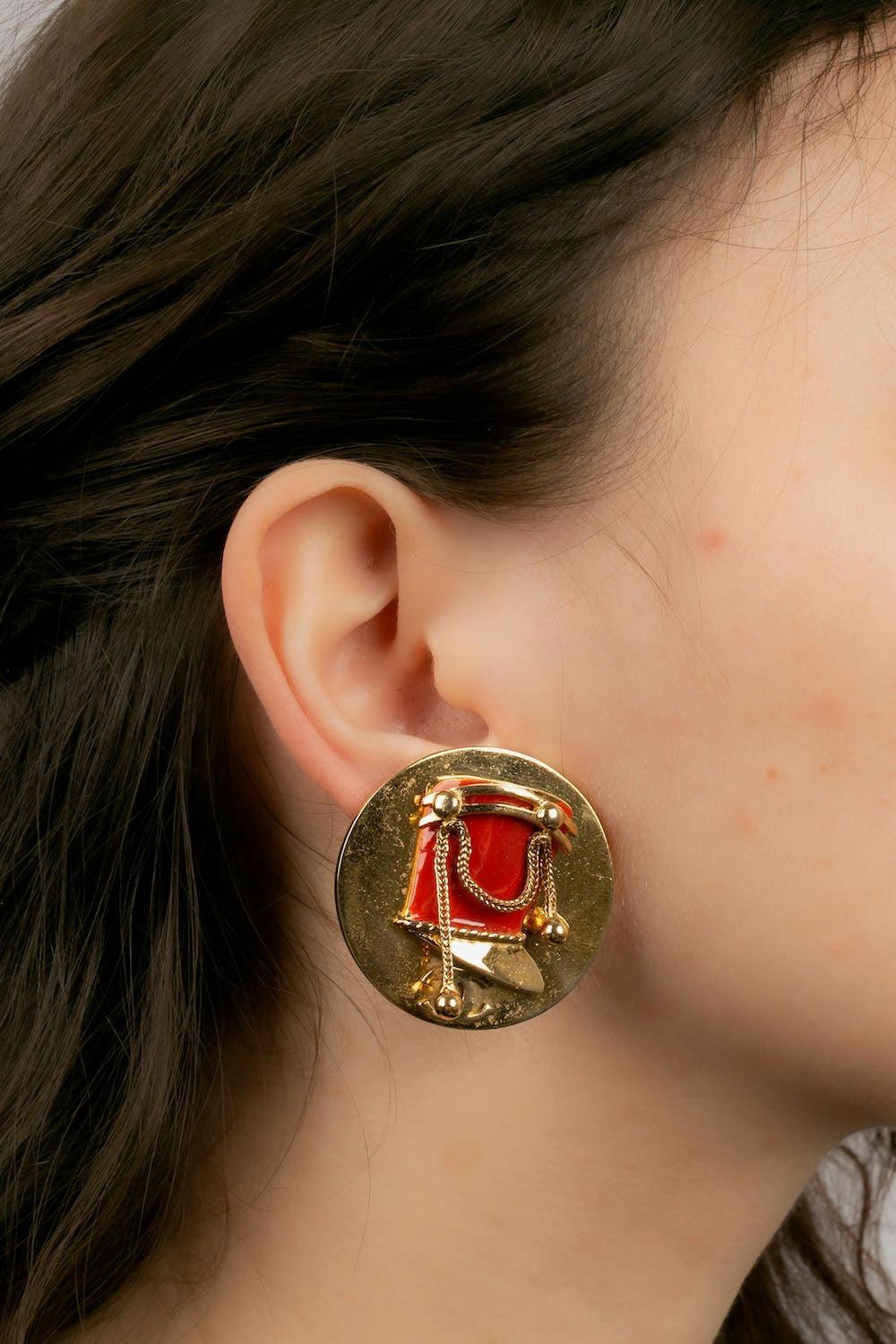Chanel Runde Ohrringe aus goldenem Metall im Angebot 4