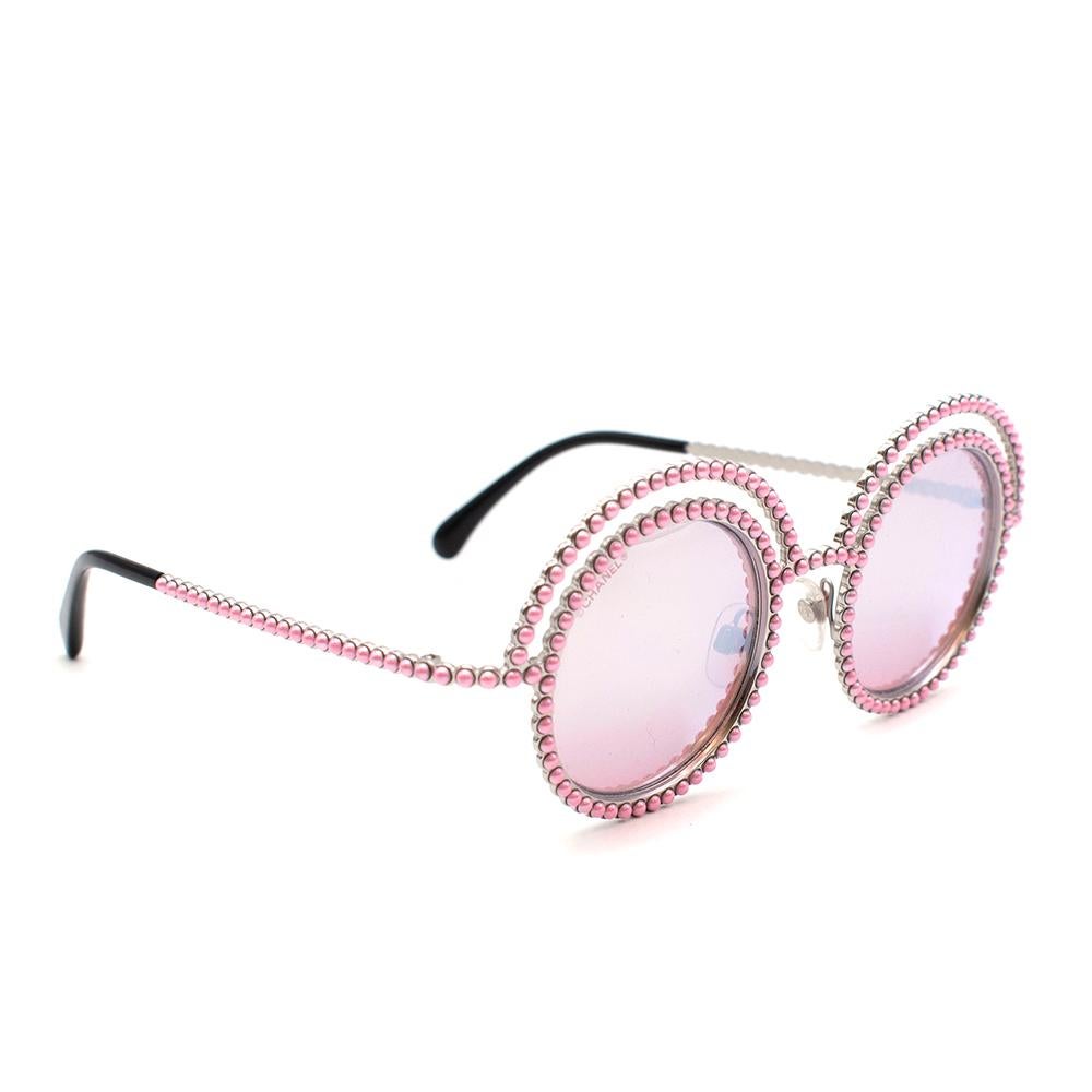 Chanel Round Pink Pearl Embellished Sunglasses

- Faux-pearls around the sides
- Reflective lenses in grey
- Metal hardware
- Faux-pearl embellishments with black shiny hardware with CC embossment
- Chanel embossment on the lens
- Overlapping pearl