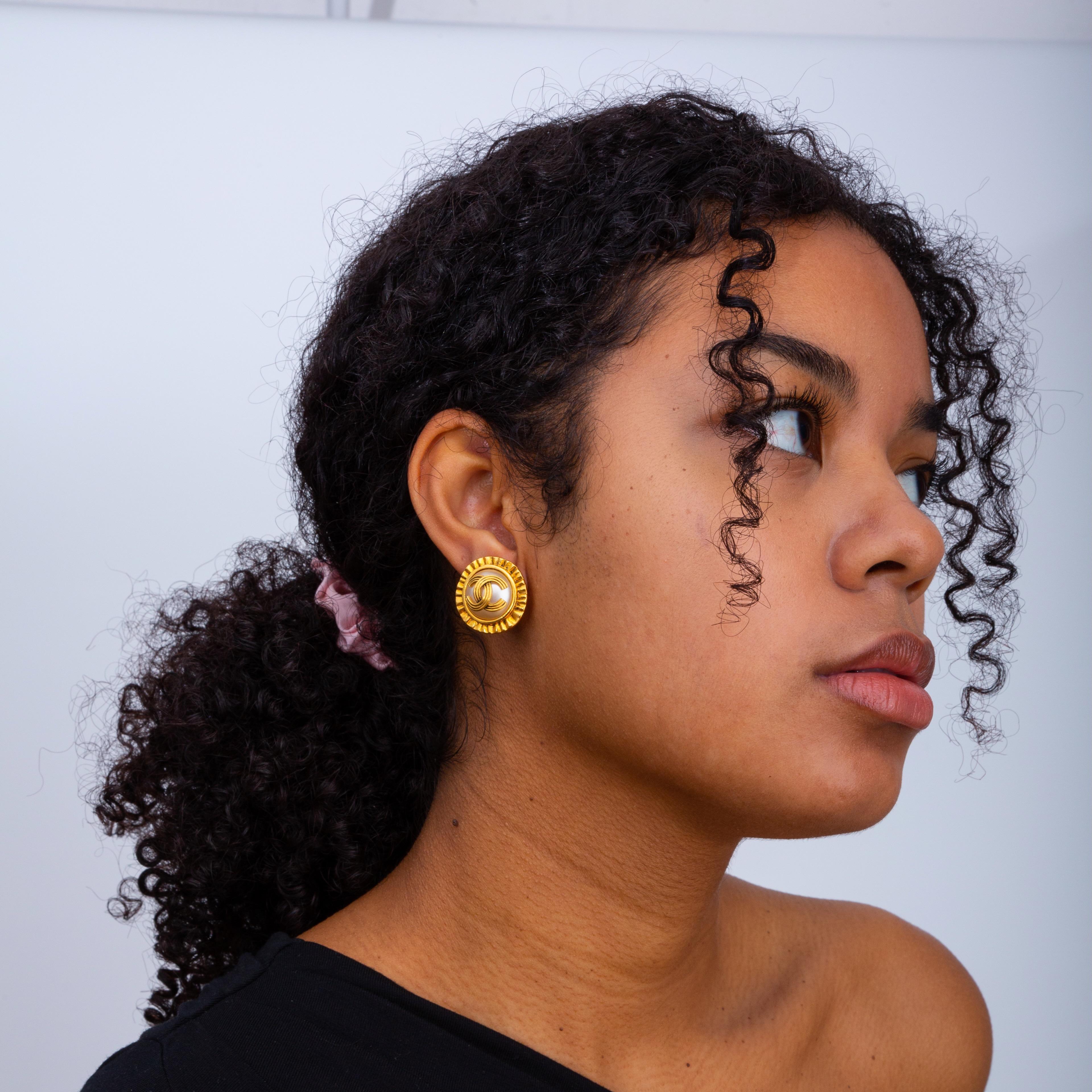 Color: Gold tone
Material: Metal & pearl
Marks: 94 [logo] A
Year: 1994 vintage
Clasp Style: clip ons
Made in France

Measurements~
.75” .75”

Comes with a Velvet pouch.
Very good condition. The earrings have been professionally restored. The