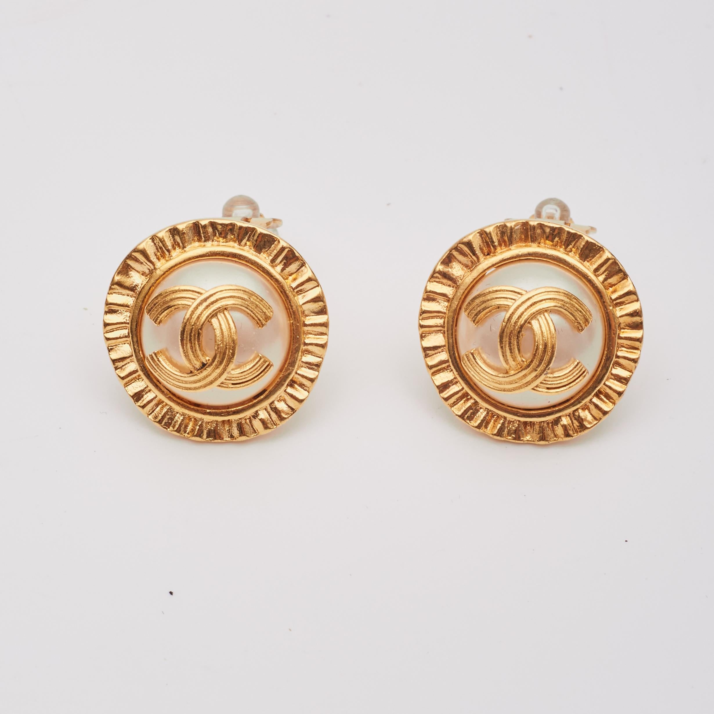 Chanel Round Gold Pearl CC Button Clip On Earrings In Good Condition For Sale In Montreal, Quebec