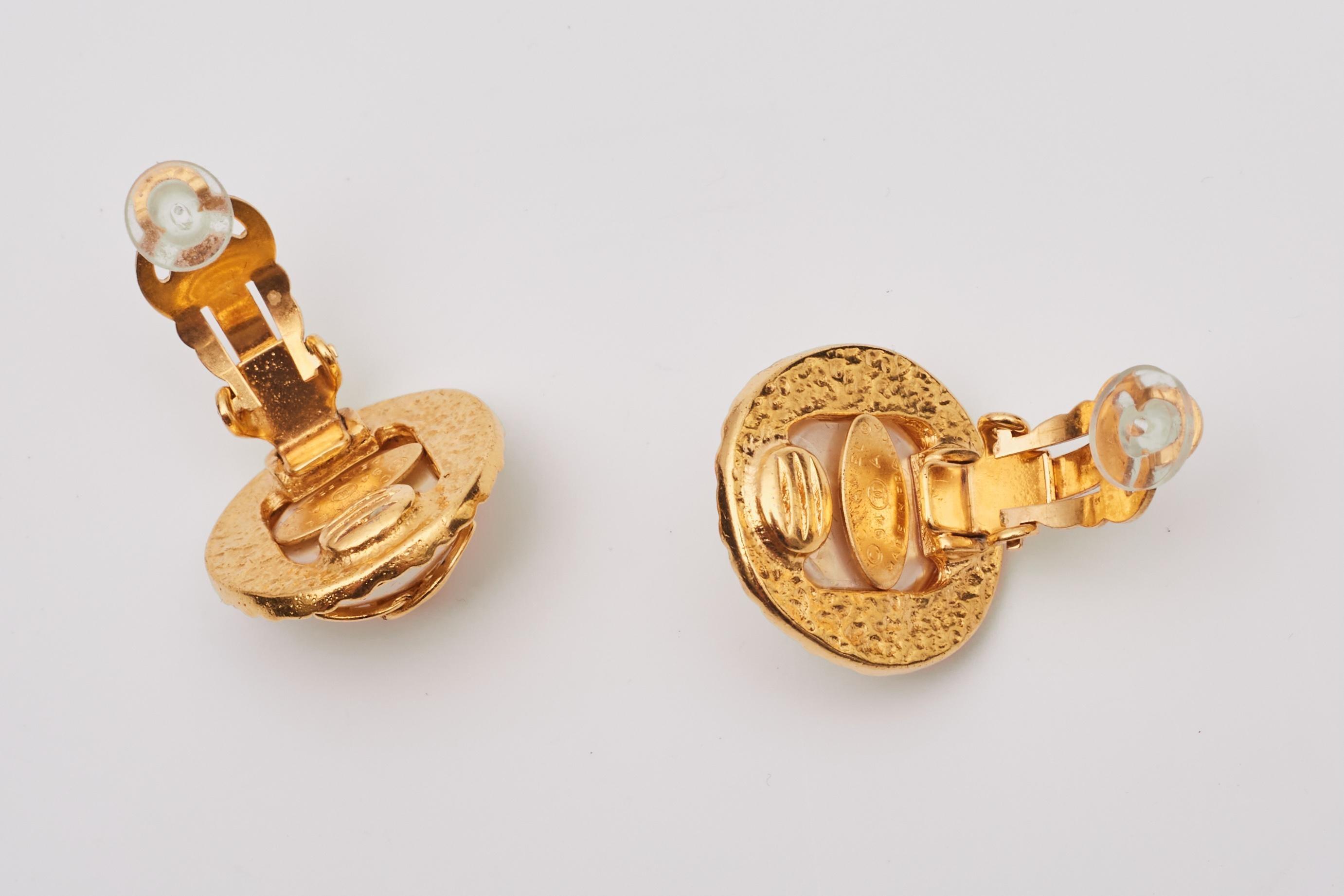 Women's or Men's Chanel Round Gold Pearl CC Button Clip On Earrings For Sale