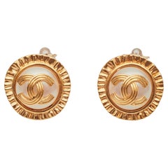 Chanel Pendientes de clip con botón CC de perla dorada redonda