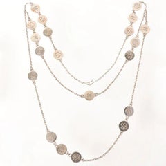 Chanel Halskette mit runden Multi-Motiv-Motiven, Silber, 1998