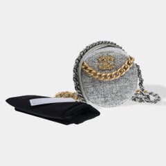 Sac à bandoulière Chanel "Round On Earth" en tweed matelassé gris