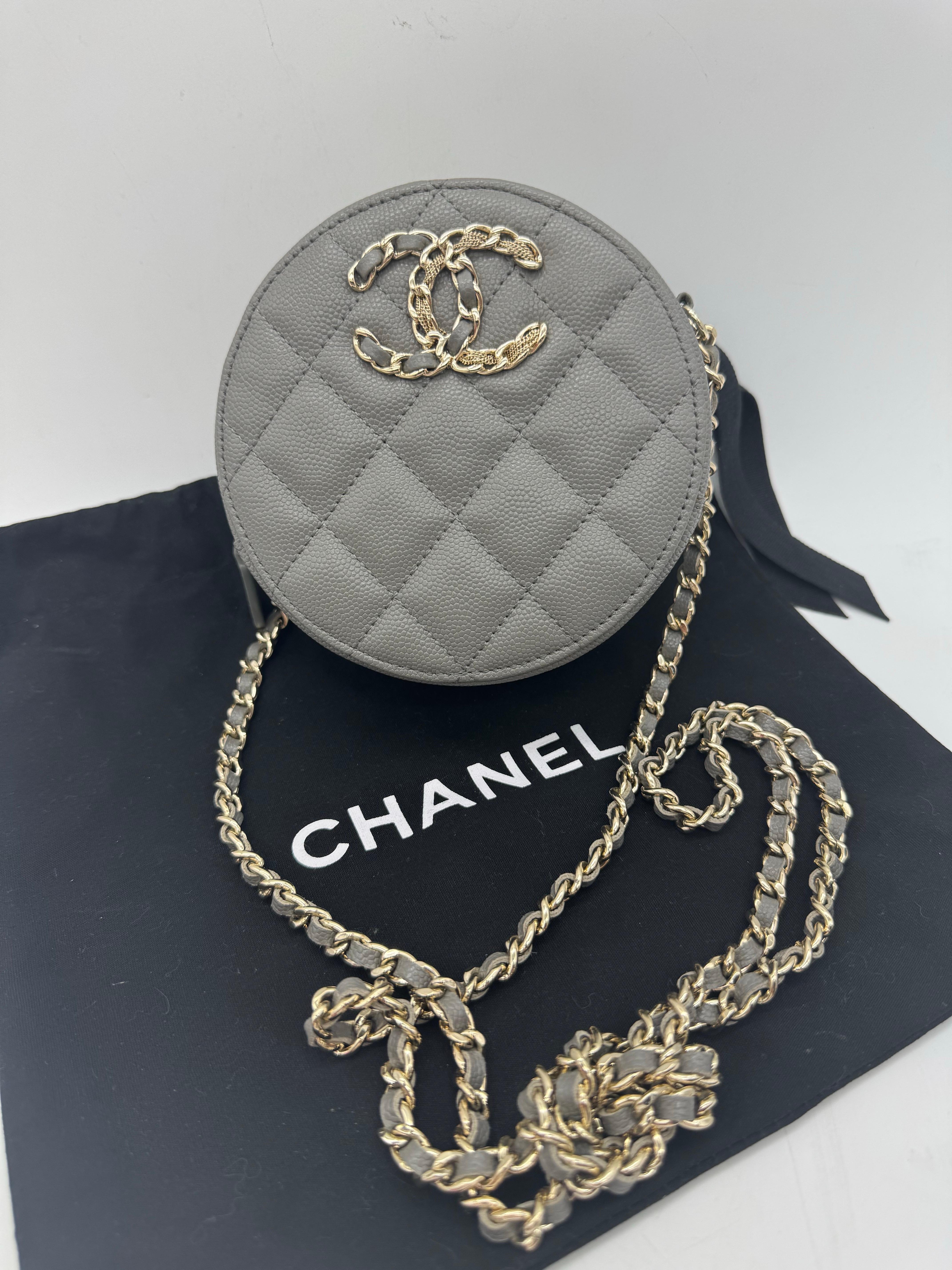 Funny Chanel Round on Earth shoulder bag in grey kaviar grained leather, hardware in cowhide, one shoulder strap in gilt metal interwoven with grey leather allowing the bag to be worn on the shoulder or accross the body
Dustbag and ID Card availeble