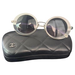 Chanel Gafas de Sol Redondas Blancas y Plateadas con Logo CC Principios de los 2000