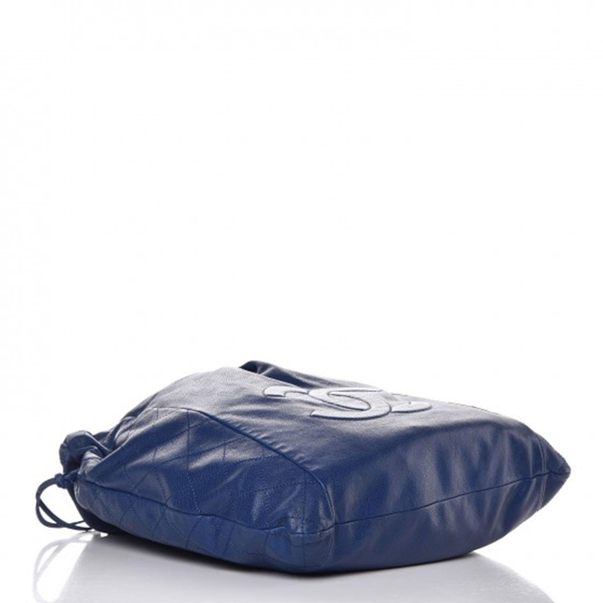 Chanel - Fourre-tout à cordon de serrage Timeless en cuir caviar bleu royal en vente 5