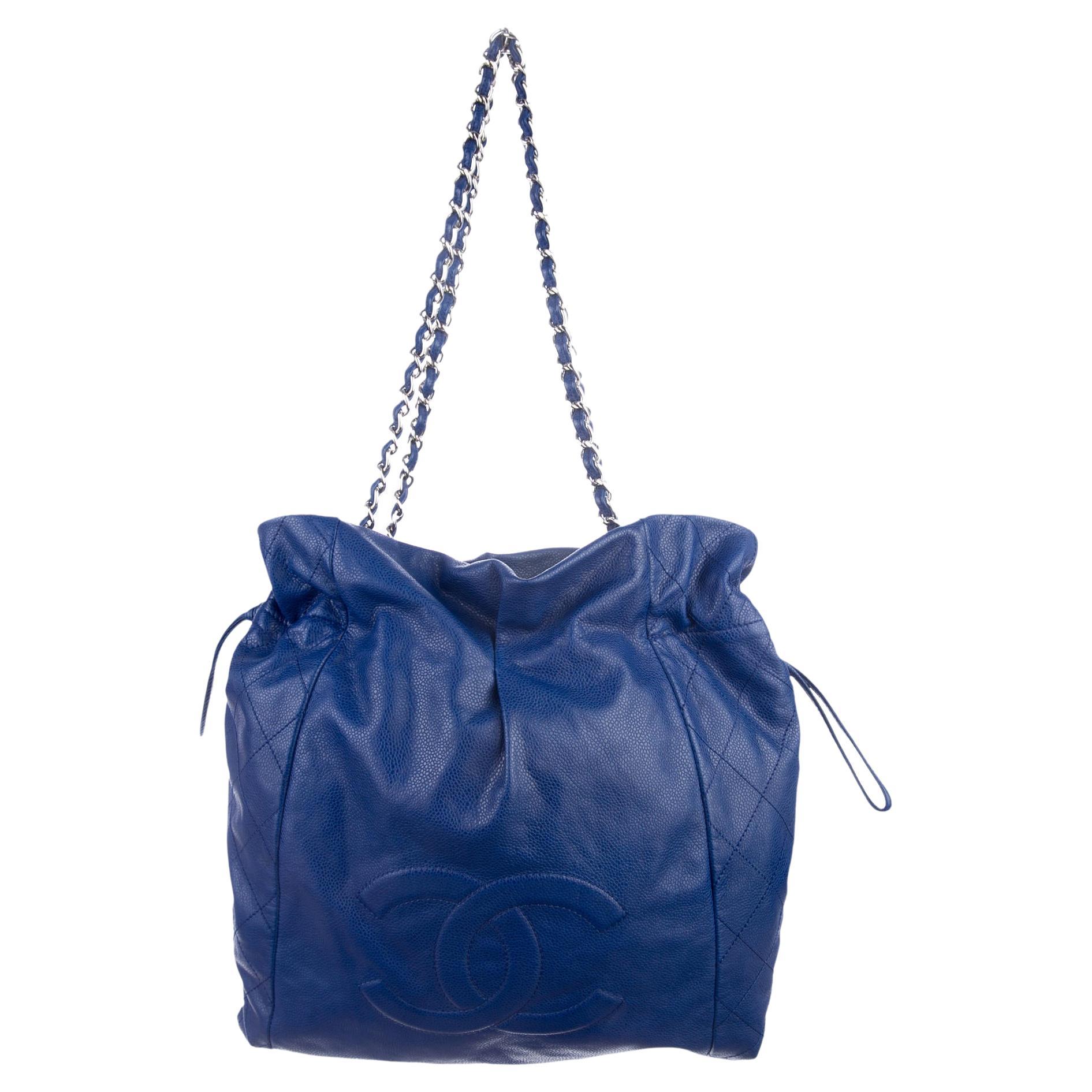 Chanel - Fourre-tout à cordon de serrage Timeless en cuir caviar bleu royal Unisexe en vente