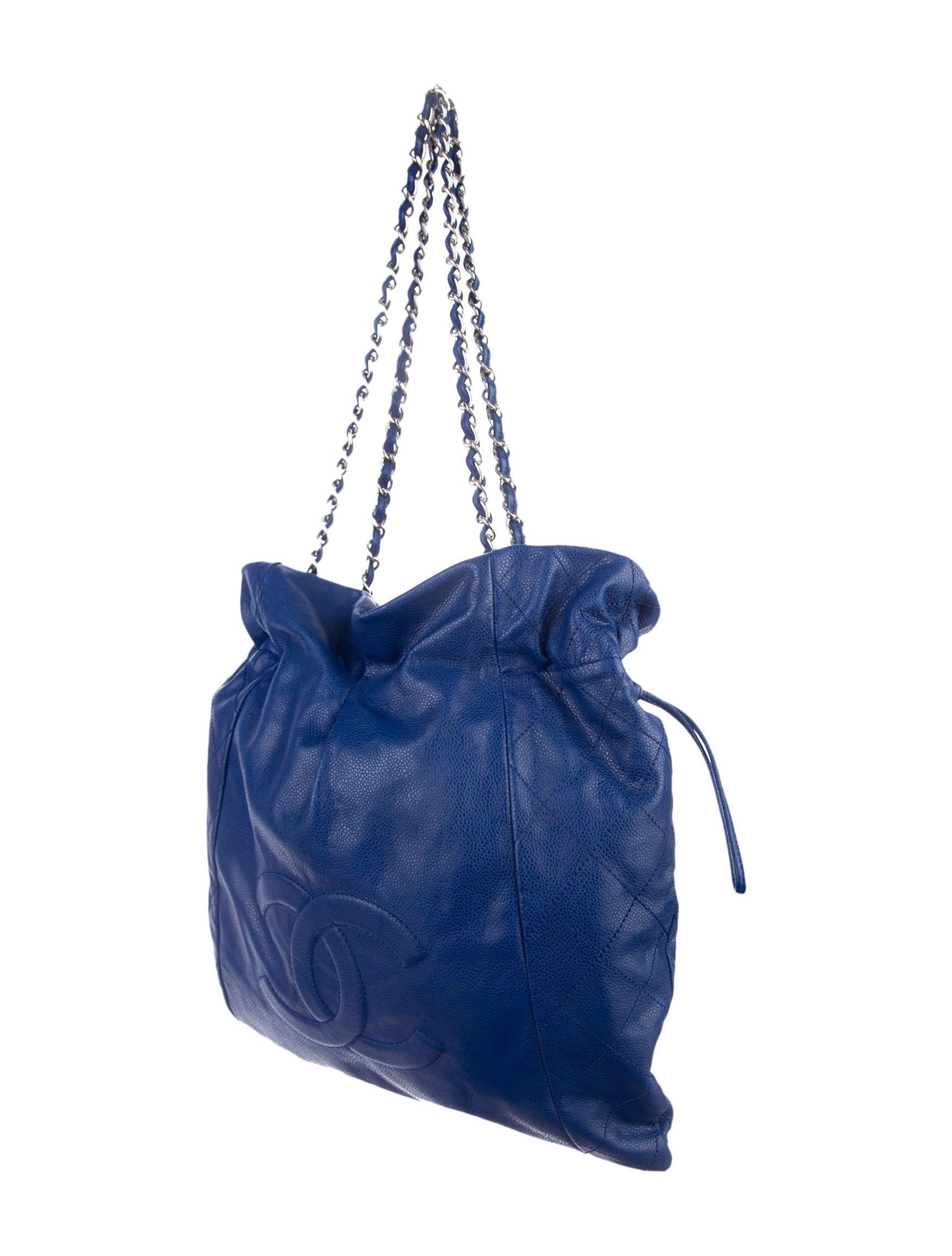 Chanel - Fourre-tout à cordon de serrage Timeless en cuir caviar bleu royal en vente 2