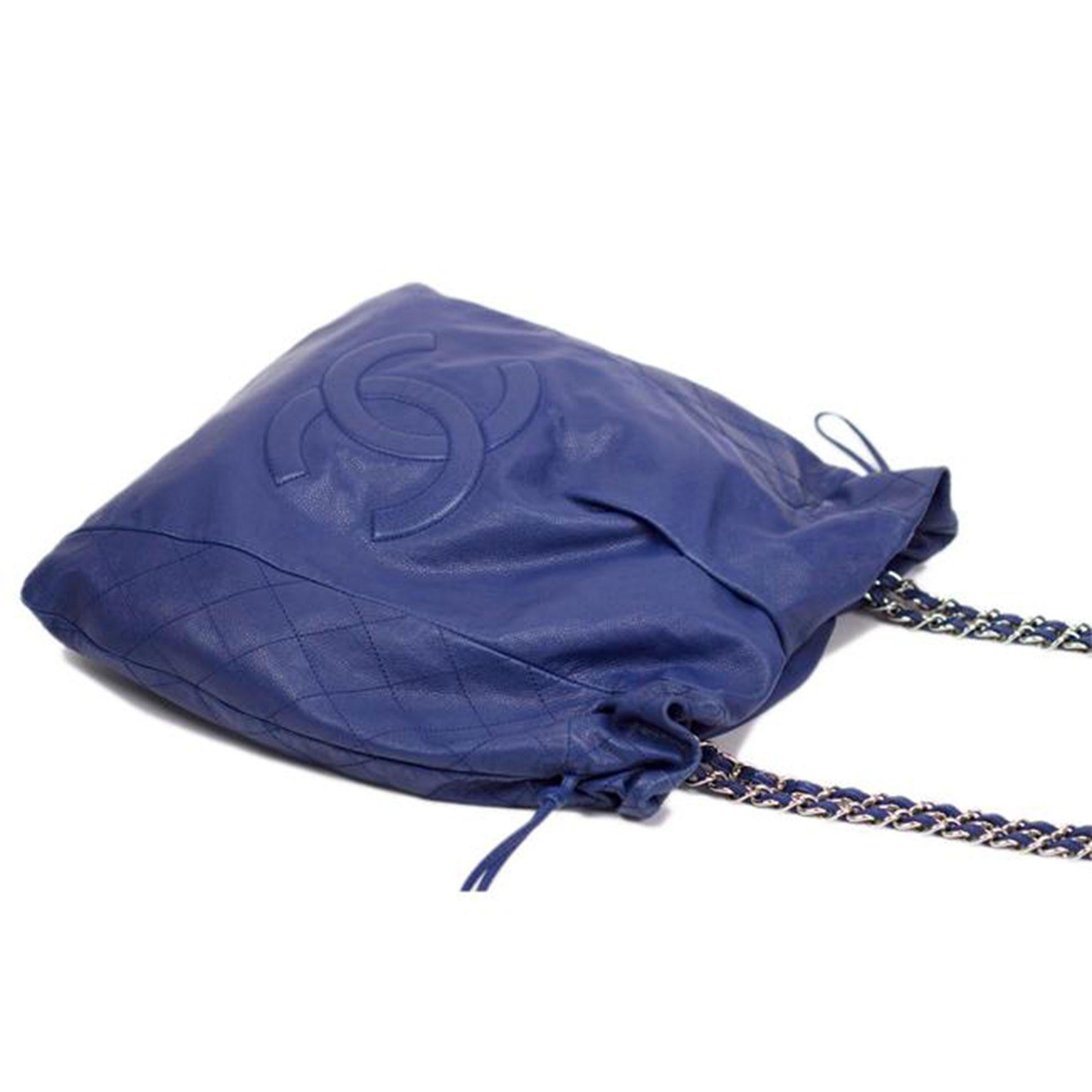 Chanel - Fourre-tout à cordon de serrage Timeless en cuir caviar bleu royal en vente 3