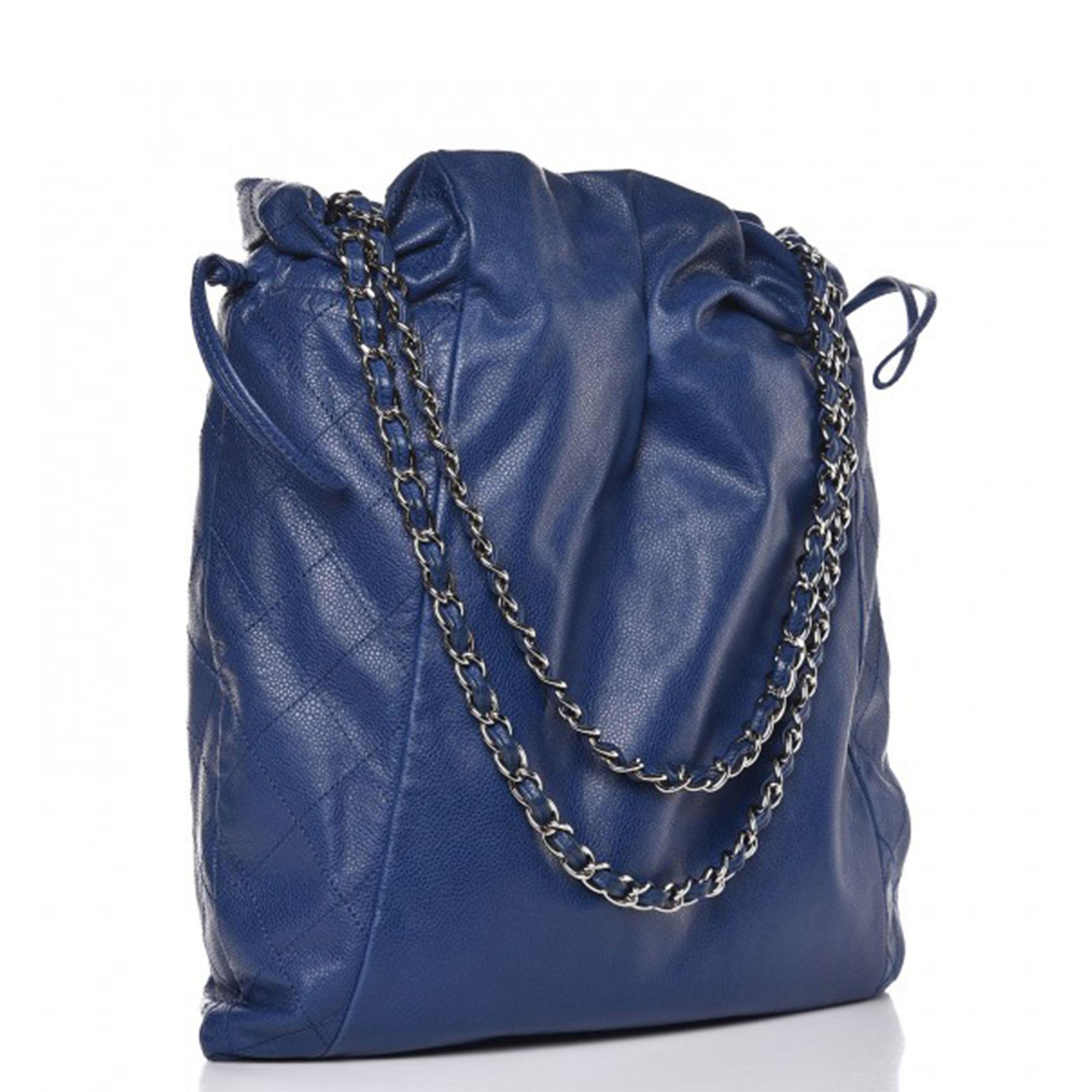 Chanel - Fourre-tout à cordon de serrage Timeless en cuir caviar bleu royal en vente 4