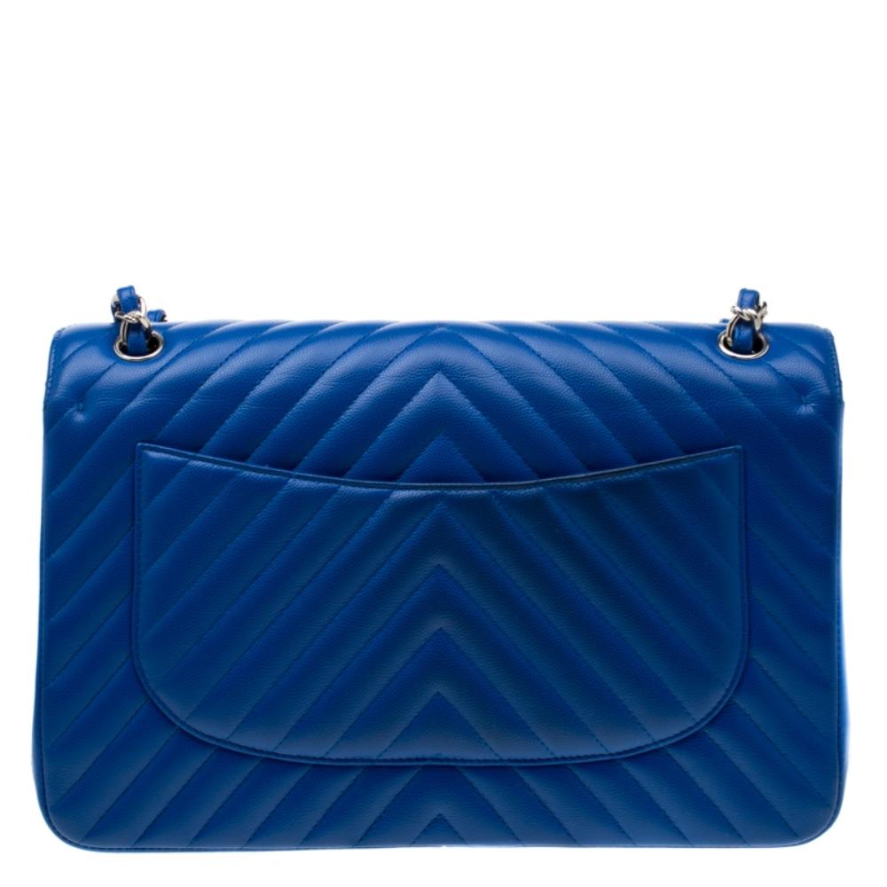 We are in absolute awe of this Classic Double Flap bag from Chanel as it is appealing in a surreal way. Crafted from leathr it features the iconic Chevron quilted pattern. It has a chain and leather interwoven strap along with the CC twist lock