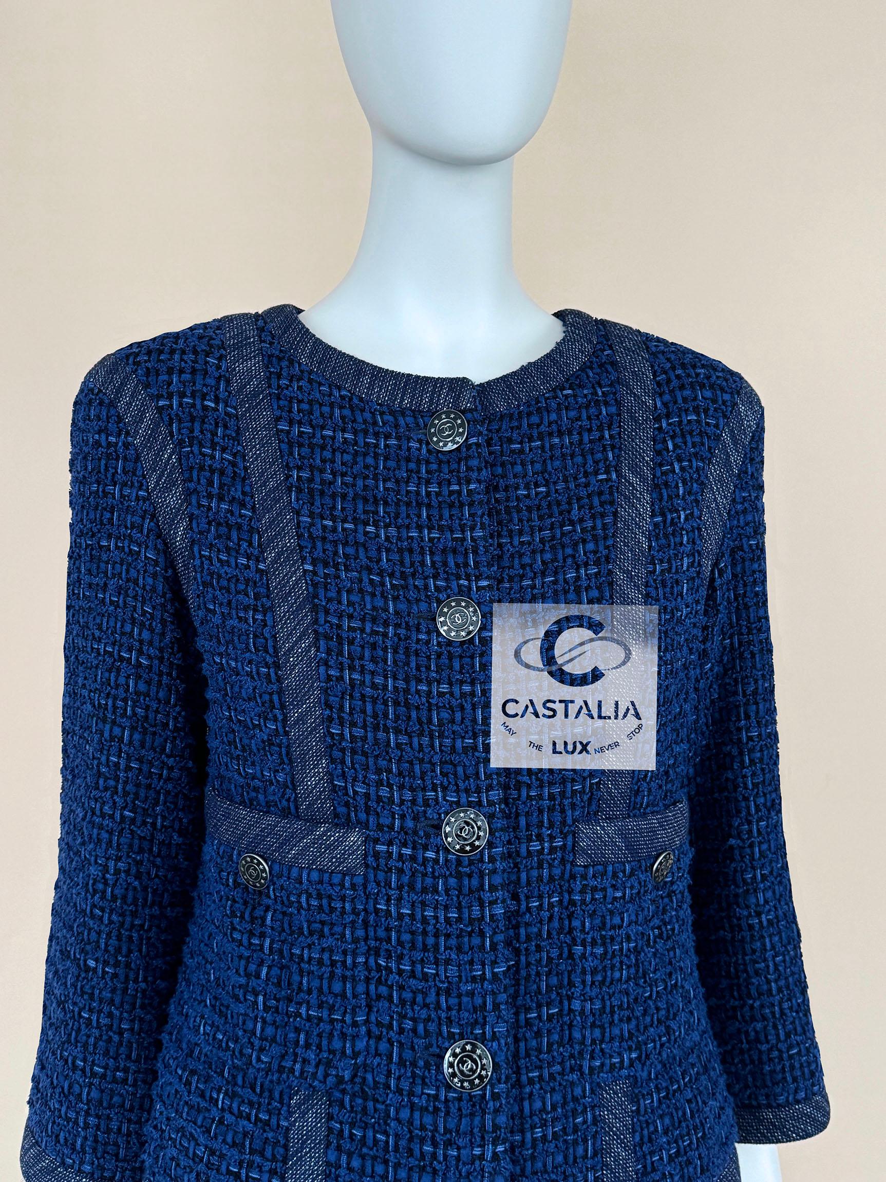 Chanel 8K$ CC Buttons Royal Blue Lesage Tweed Jacket 36 FR In Excellent Condition For Sale In Dubai, AE